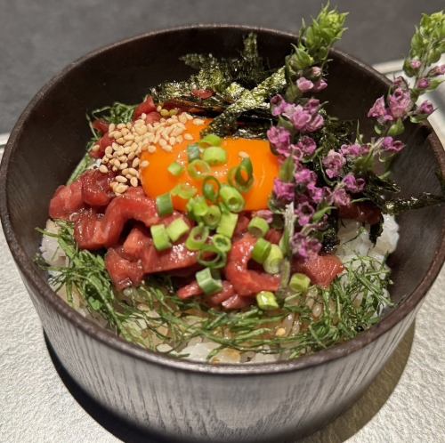 新メニュー　炙りユッケ丼
