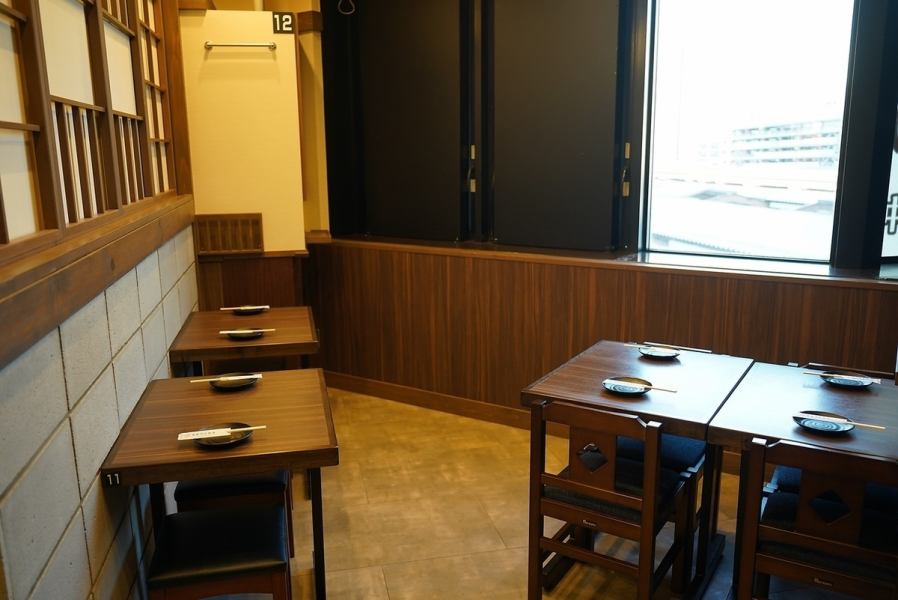 スポーツ観戦のできる大型モニター付きの店内には、周りの目が気にならない8名様～12名様半個室を完備◎また2名様からでもテーブル席でゆったりと食事を楽しめます。少人数での飲み等、多摩センター駅前で居心地の良い居酒屋をお探しでしたら、食べ放題&やきとんが自慢の「せからしか」を是非ご利用ください♪