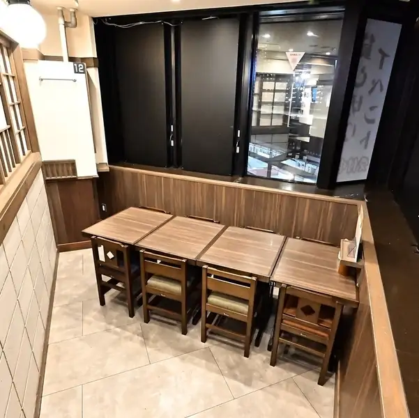 スポーツ観戦のできる大型モニター付きの店内には、周りの目が気にならない8名様～12名様半個室を完備◎また2名様からでもテーブル席でゆったりと食事を楽しめます。少人数での飲み等、多摩センター駅前で居心地の良い居酒屋をお探しでしたら、食べ放題&やきとんが自慢の「せからしか」を是非ご利用ください♪