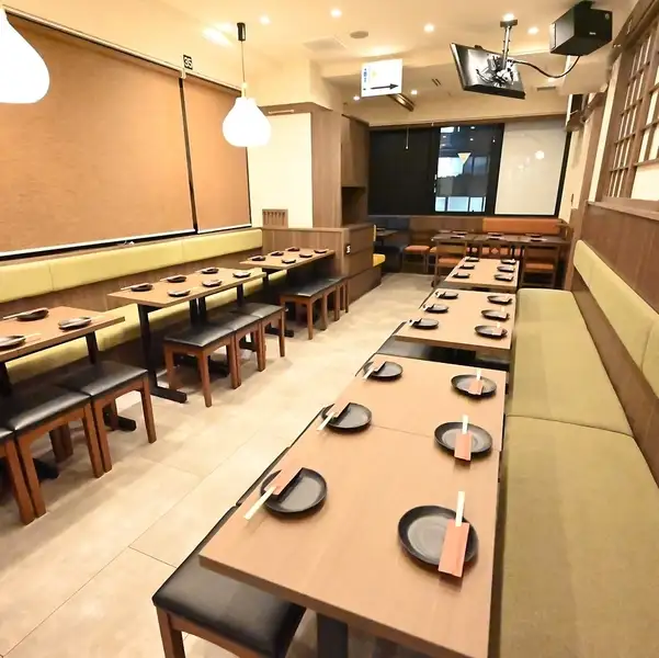 友人や会社の同僚との急な飲み会もご安心を♪８名様から利用可能な半個室完備。「せからしか」では、“当日OK”の席のみ予約をネットorお電話で承っております。女子会・合コン・ママ会等、少人数でのご利用も大歓迎★どこかなつかしい落ち着きのある店内で、こだわりのやきとん料理をお楽しみください！