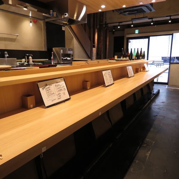 The exterior and interior have a high-class atmosphere, but since it is a standing sushi restaurant, you can enjoy it casually. Recommended for dates and after work ◎