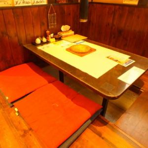 You can sit up to 4 people, digging seat.It is also possible to connect tables, so you can use it for banquets ♪