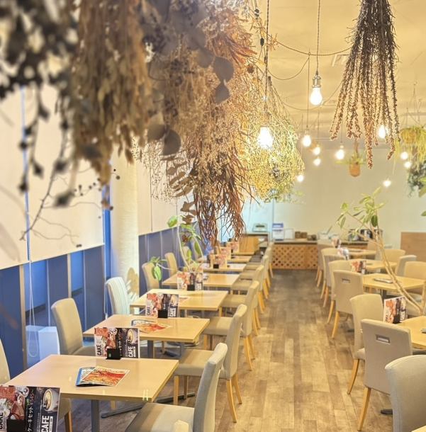 在乾淨、時尚的餐廳享用您的美食。