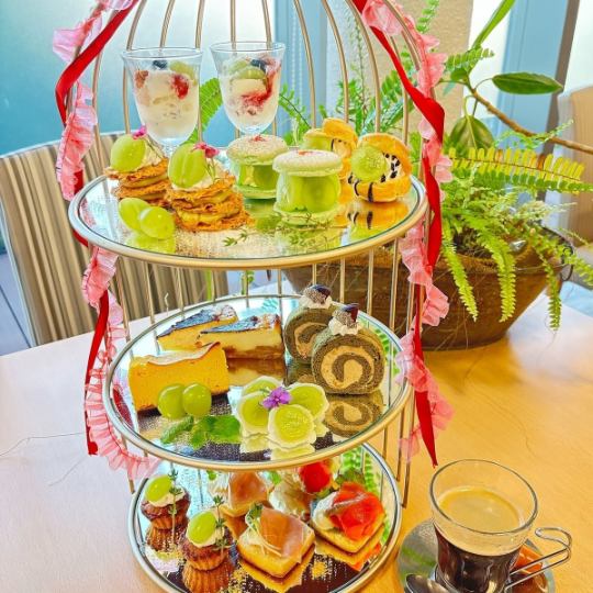 シャインマスカットたっぷりのアフタヌーンティーセット 紅茶飲み放題付　2980円(税込)