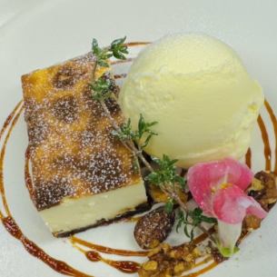 Caramelized apple cheesecake