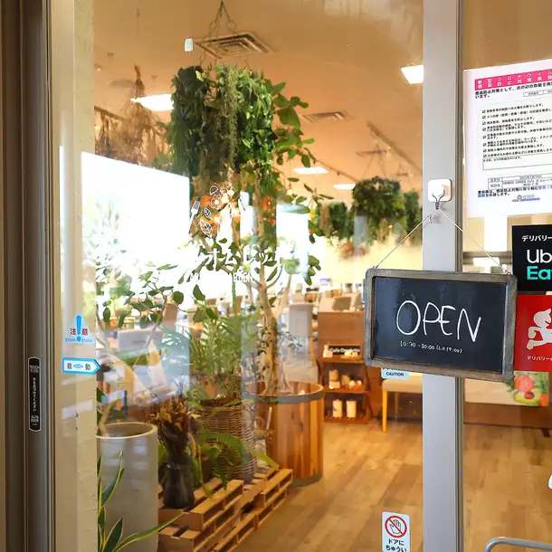 清潔感があるオシャレな店内でお食事をお楽しみください。