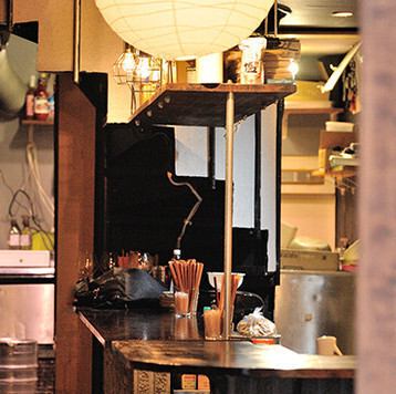 【古民家のような心落ち着く雰囲気】店内は木の温もりを感じられる内装で、まるで古民家のような和モダンな空間です。1～3階まであり、1階はふらりと立ち寄りやすいカウンター席、2階は広々と使えるテーブル席、3階はゆっくりと過ごせる掘りごたつ席と、それぞれ異なるタイプのお席をご用意しております。