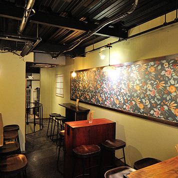 クラフトビールと鶏料理を和モダン空間で愉しめます。
