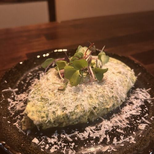 Green lettuce and cheese omelette