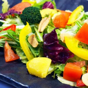 綠色沙拉搭配色彩繽紛的時令蔬菜