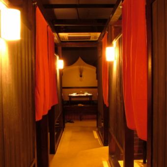 It is a passage of a private room (chair and table) between the West.The private rooms with chair seats are facing each other.