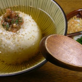Various types of rice balls and ochazuke [* The listed price is the lowest price]