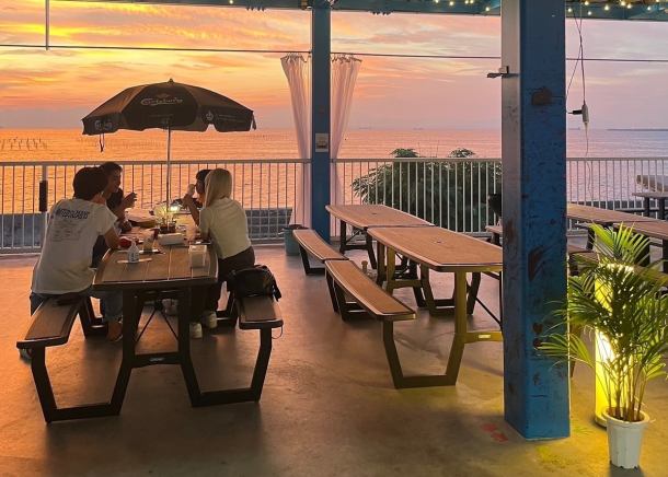 【全席オーシャンビュー】大切な人との大切な時間を　海のむこうに優雅に沈む夕日が盛り立てます。あなた！最近、海見てますか？？雄大な自然から時間の移ろいで映される景色を店内からお楽しみください♪とにかくとにかく沈む夕日がものすごーく綺麗なんです！！こんな場所、他ではありませんよ～♪ぜひ一度体感ください！