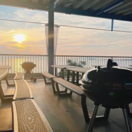 世界最古の海水浴場、るりが浜（愛知県常滑市大野町）のアメリカンバーベキューハウス ブルーテーブル。面倒な準備は不要！手ぶらでご来店いただいて、そのままリゾート気分の本格アメリカンBBQをお楽しみいただけます。