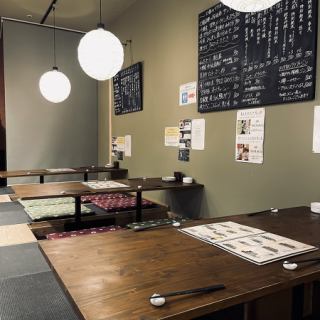 足を伸ばしてお寛ぎいただける掘りごたつ席は3～6名様でご利用いただけます。和の空間につつまれた大人の雰囲気で自慢の創作料理をお愉しみください。