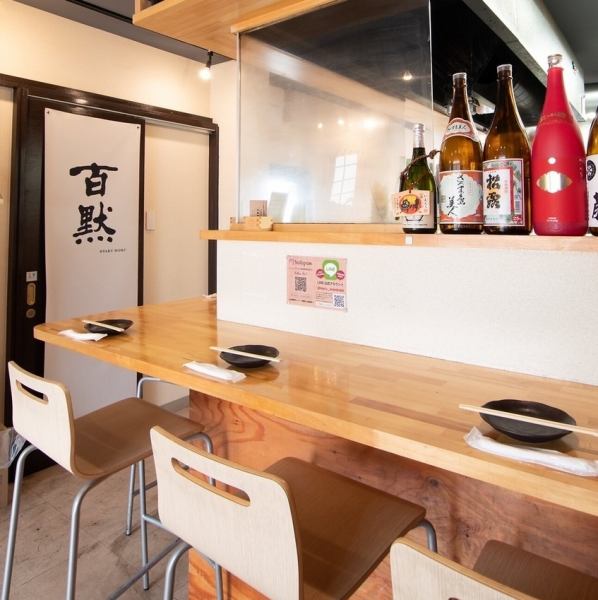 木の温もりを感じるカウンター席。お一人様の一杯やデートにも最適。静かにゆったりと日本酒と酒肴を味わえる特等席です。