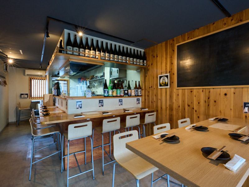 Enjoy a relaxing time with good friends while sampling different types of sake and savoring a selection of accompanying snacks.Its appeal lies in its "just right distance for adults."