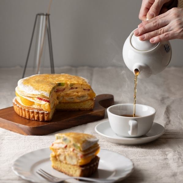 お食事やアフタヌーンティーも楽しめるカフェスペースです。駐車場もございますので車でのアクセスも便利です。店内は広々とした空間で、ゆっくりとおくつろぎいただけるようになっております。お友達やご家族でのお集まりや、ご友人とのお時間に是非ご利用ください。