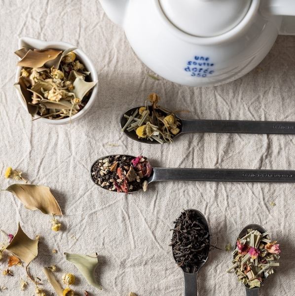 梨と金木犀など、あまり見られないものから定番のダージリンまで様々な紅茶をご用意しております。こだわりある茶葉は、香りが豊かで、タルトとの相性は抜群です。店内の雰囲気は、カフェのようにリラックスしてお楽しみいただける空間です。是非一度ご賞味ください。