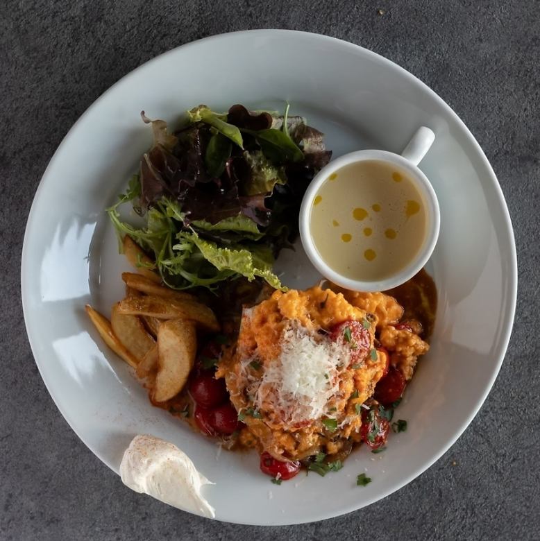 スクランブルエッグとフレッシュトマトのオープンサンドプレート