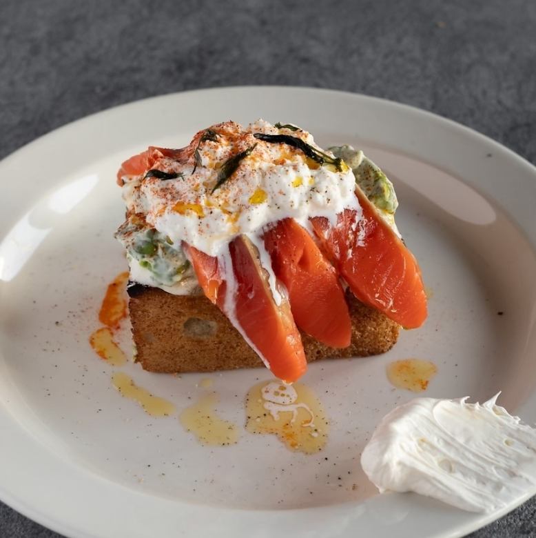 自家製サーモンとアボガドのオープンサンド（単品）