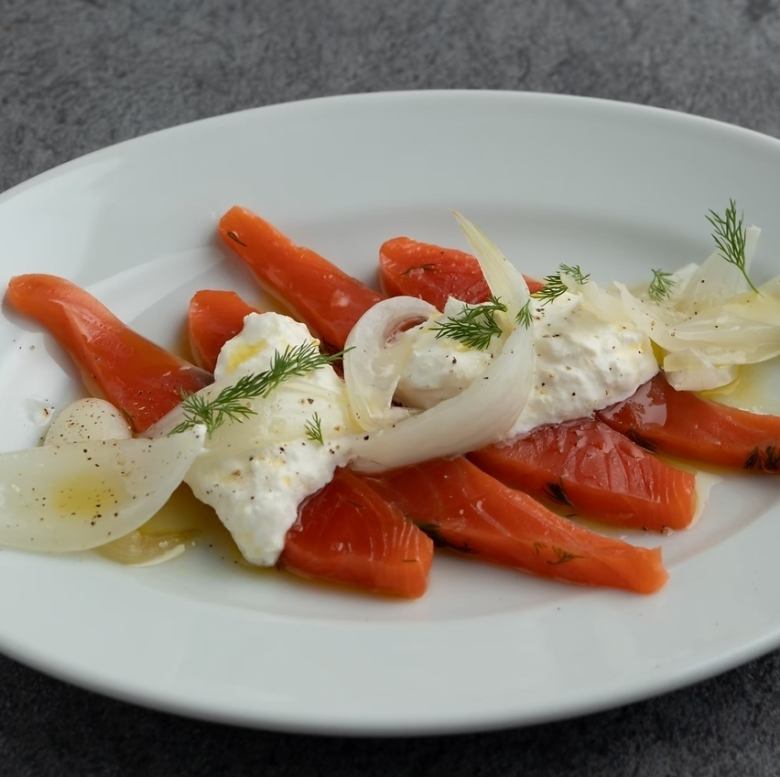 自家製サーモンマリネと玉ねぎのピクルス　