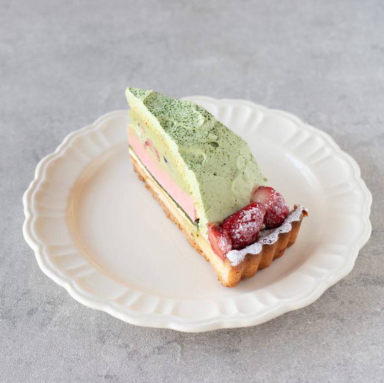 抹茶といちごムースのタルト