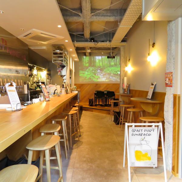 明るい光が差し込む店内は穏やかな雰囲気あふれる店内はランチからディナーまで様々なシーンにぴったり！