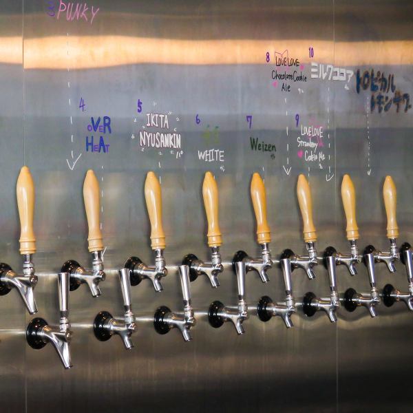 風味豊かなビールが注がれる瞬間を何度もみれるカウンター席は大人気☆