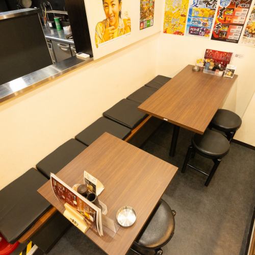 4 people x 1 sofa seat on one side