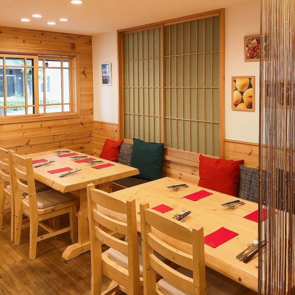 [Table seat] It is a spacious table seat that can be felt from the warmth of wood that can be used by 2 people.Please enjoy the food and conversation while directly feeling the comfort of the materials in the store that also serves as a model house of natural materials.