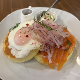 スモークサーモンパンケーキとサラダ1500円(税込)