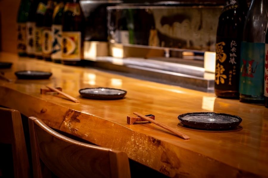 There are a total of 8 counter seats filled with the warmth of wood.Special sake and grills are lined up in front of you.Not to mention the yakitori and seafood that we are proud of, the sake that you drink with the work of the griller is also good.How about a drink tonight?