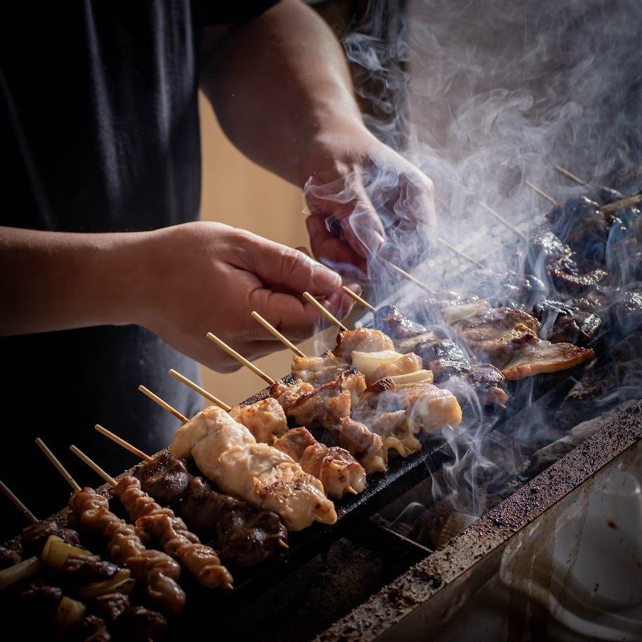 店主的烤雞肉串是在名店烤的，做得很精緻◎