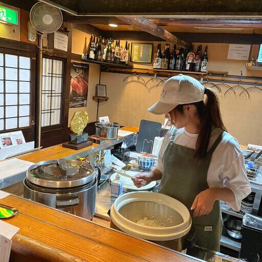 明るい雰囲気の店内に入ると、スタッフが笑顔で迎えてくれます。店内のインテリアも明るく、居心地の良い雰囲気が演出されており、リラックスして食事を楽しむことができます。