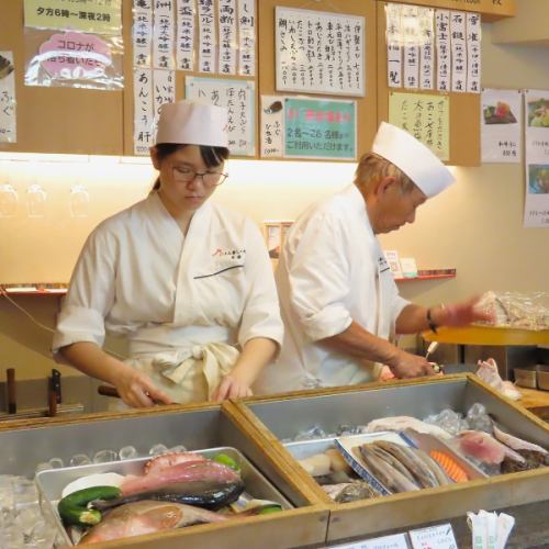 ライブ感抜群のカウンター席で本格にぎり寿司を…。