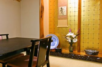 A Japanese-style private room with seating for 2 people and chairs, with a calm and comfortable atmosphere perfect for enjoying a leisurely meal.