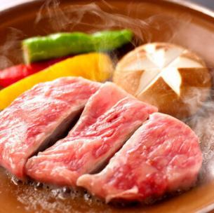 厳選和牛の陶板石焼カットステーキ