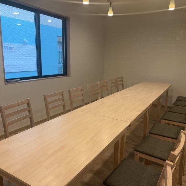 【宴会場がございます】最大30名様まで利用可能な個室がございます。交通アクセスは常磐線ＪＲ水戸駅北口より徒歩約16分。大人数で宴会やお祝いなど、様々な用途でご利用いただけます。人気の席のため、個室をご希望のお客様はお気軽にご連絡ください。美味しい料理と共に、思い出に残る時間をお過ごしいただけます。