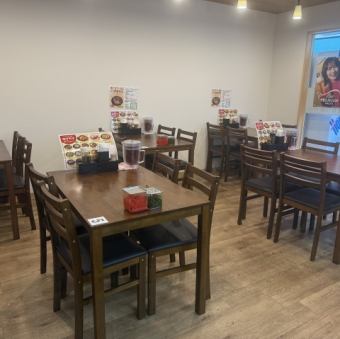 4名テーブル席を5席ご用意しております。