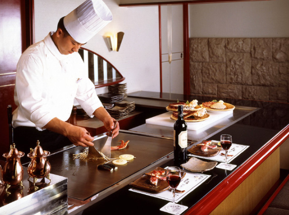 新鮮なかに、肉、魚介を鉄板で豪快に焼く料理。シェフが目の前で焼きあげます。