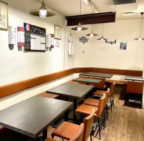 テーブル席を全てつなげると約２０名様のお集まりご利用が可能です。