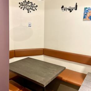 個室的(完全個室ではございません)にご利用頂けるテーブル席もございます。