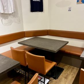 お祝いにもおすすめな2名用テーブルは、控えめな装飾で上品な雰囲気。