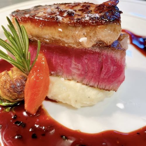 『黒毛和牛ステーキ・フォワグラ添え』濃厚なフォアグラと、香り高いトリュフソースを合わせて。