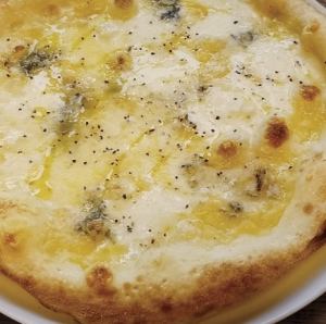 ピザ クワトロフォルマッジ