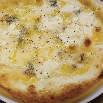 ピザ クワトロフォルマッジ