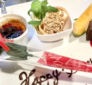 생일 기념일용으로 업그레이드한 특별 디저트 플레이트