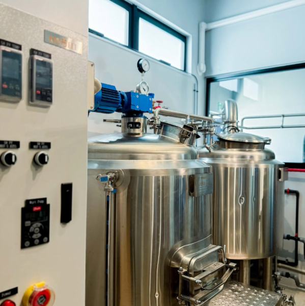 併設の店内醸造所でつくるクラフトビールは、季節や仕込みごとに少しずつ表情が変わります。IPAやポーターなど、その日に出会えるラインナップを気軽に楽しめるお店です。料理との相性も良く、ふらっと一杯でも、ゆっくり過ごしたい時にも使いやすい空間です。