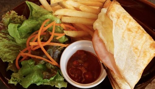 ハム&ダブルチーズ (サラダ、サルサソース付)